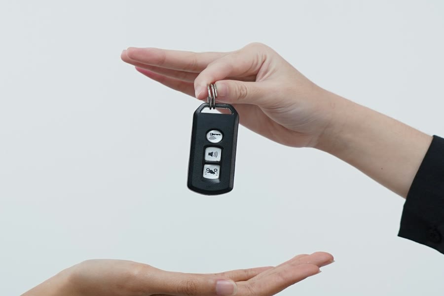 Vozač preuzima ključeve osiguranog automobila